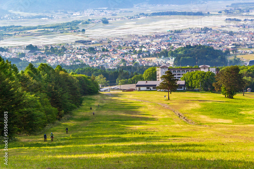 猪苗代スキー場を登る登山者と町並み
