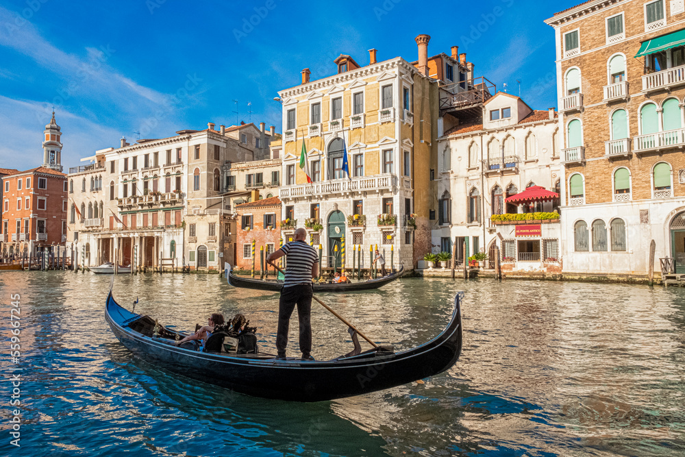  Venetian Gondolierof Venice Italy background
