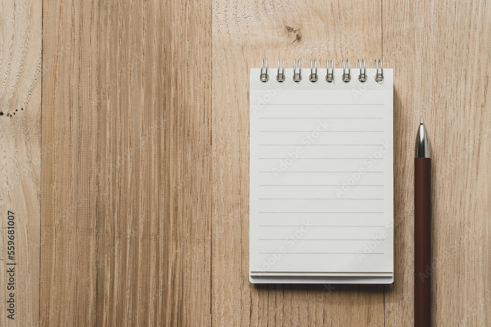 メモ帳　ペン　ノート　アイデア　コピースペース