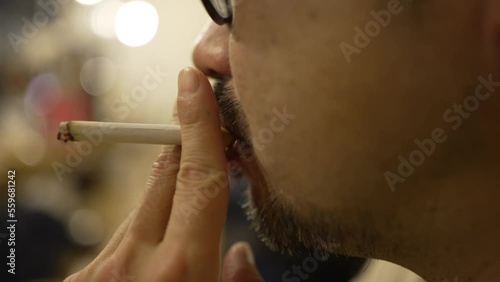 煙草を吸う男性
