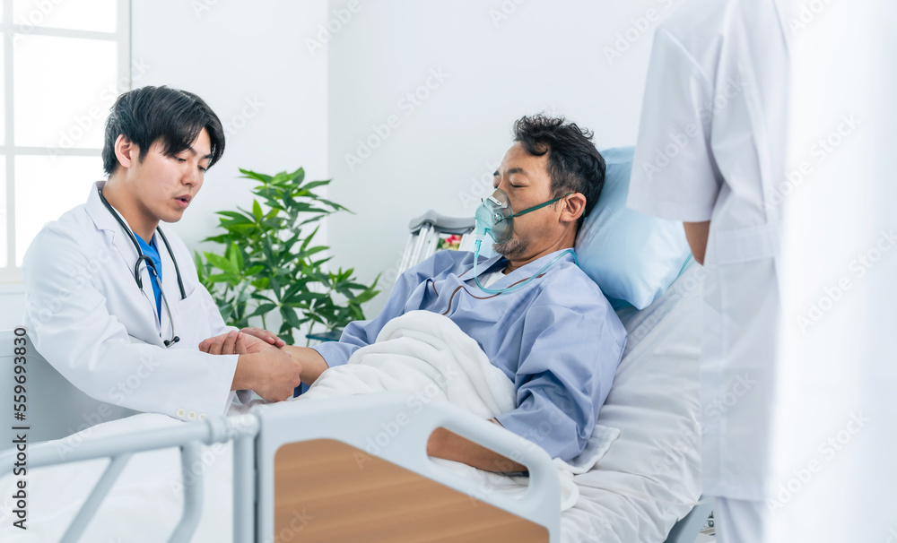 Obraz premium 入院患者を診察する医師 集中治療室