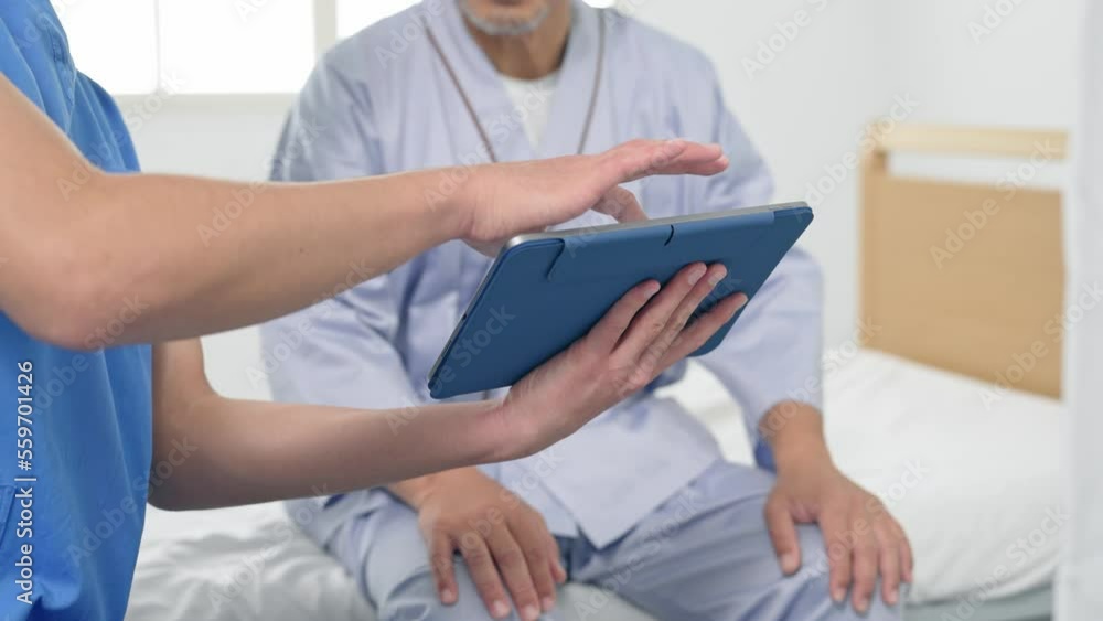 タブレットを見ながら説明を受ける患者 タブレットを見ながら説明を受ける患者