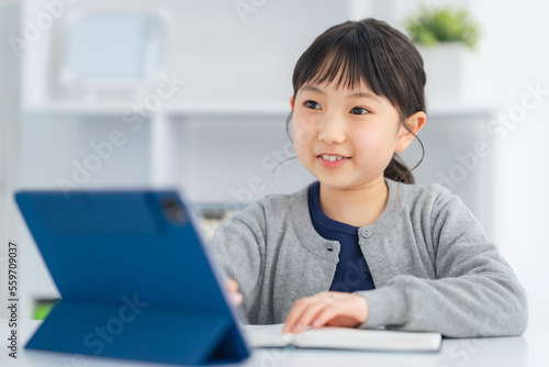 タブレットで勉強する女の子　オンライン授業 photo