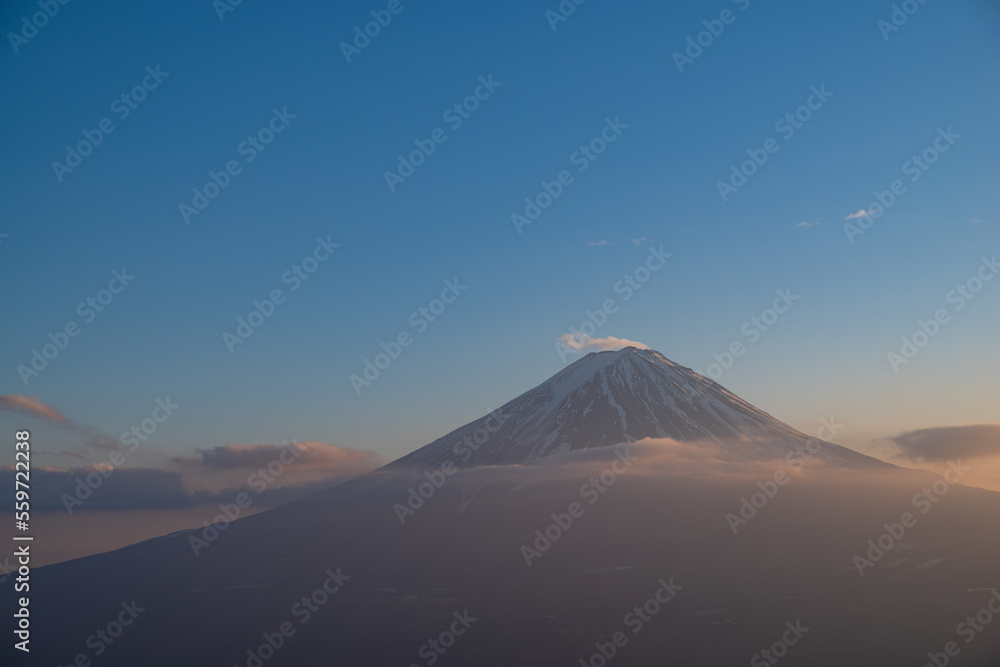 夕暮れ時の富士山