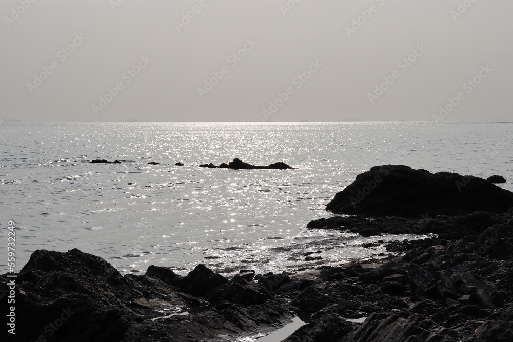 Obraz premium 해안가의 바위 그림자