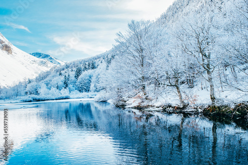 Fotografia Picturesque landscape of a snowy winter mountain lake