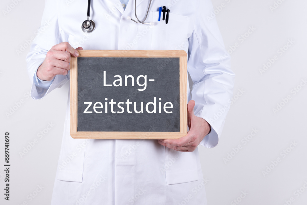 Arzt mit einer Tafel auf der Langzeitstudie steht Arzt mit einer Tafel auf der Langzeitstudie steht
