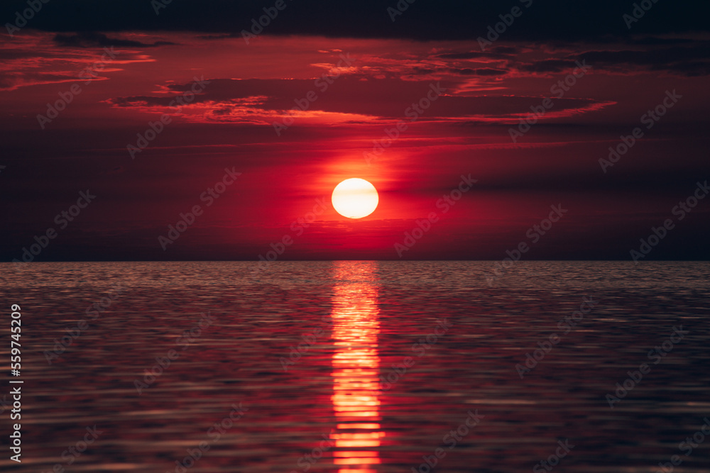 un coucher de soleil au dessus de l'océan