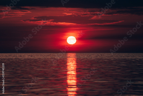 Fototapeta Naklejka Na Ścianę i Meble -  un coucher de soleil au dessus de l'océan
