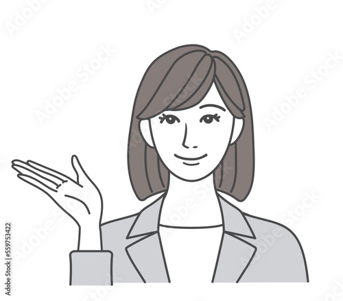 笑顔で案内するスーツ姿の女性
