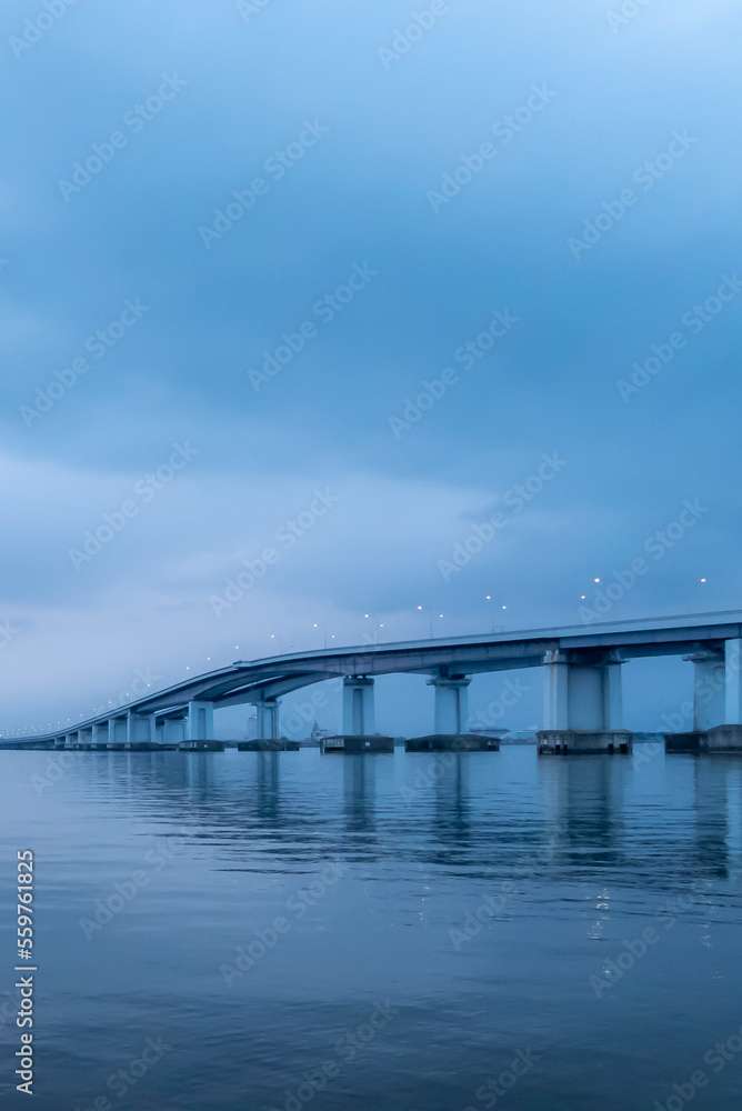 曇り空の琵琶湖と琵琶湖大橋