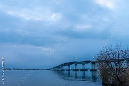 曇り空の琵琶湖と琵琶湖大橋