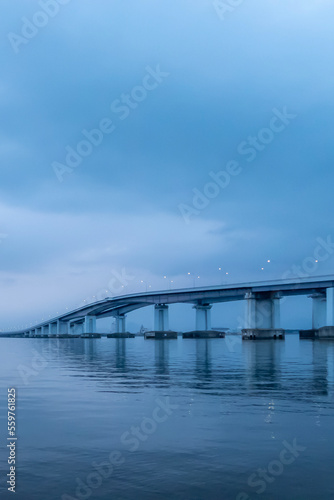 曇り空の琵琶湖と琵琶湖大橋 © MTBS PHOTO