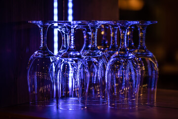Sierkussen Bar Wijnglazen onder kleurrijke neonlichten  © weyo