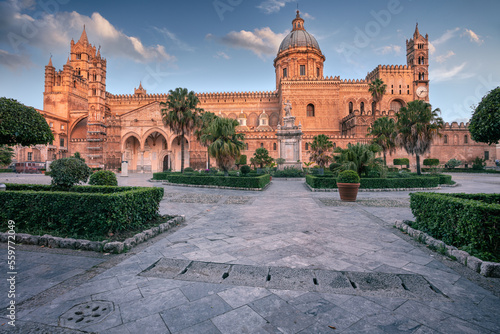 Obraz na płótnie Palermo Cathedral, Sicily, Italy. Cityscape image of famous Palermo Cathedral in Palermo, Italy at sunrise. w salonie