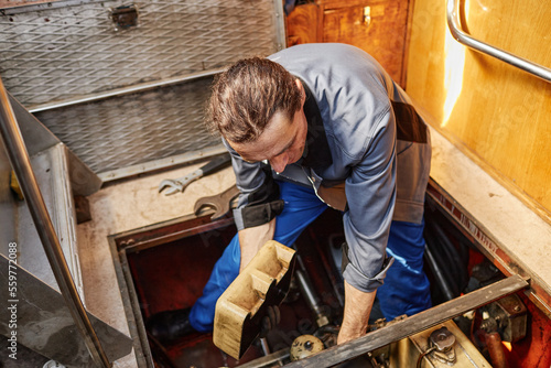 Φωτογραφία Portrait of male worker repairing boat engine in docks, copy space