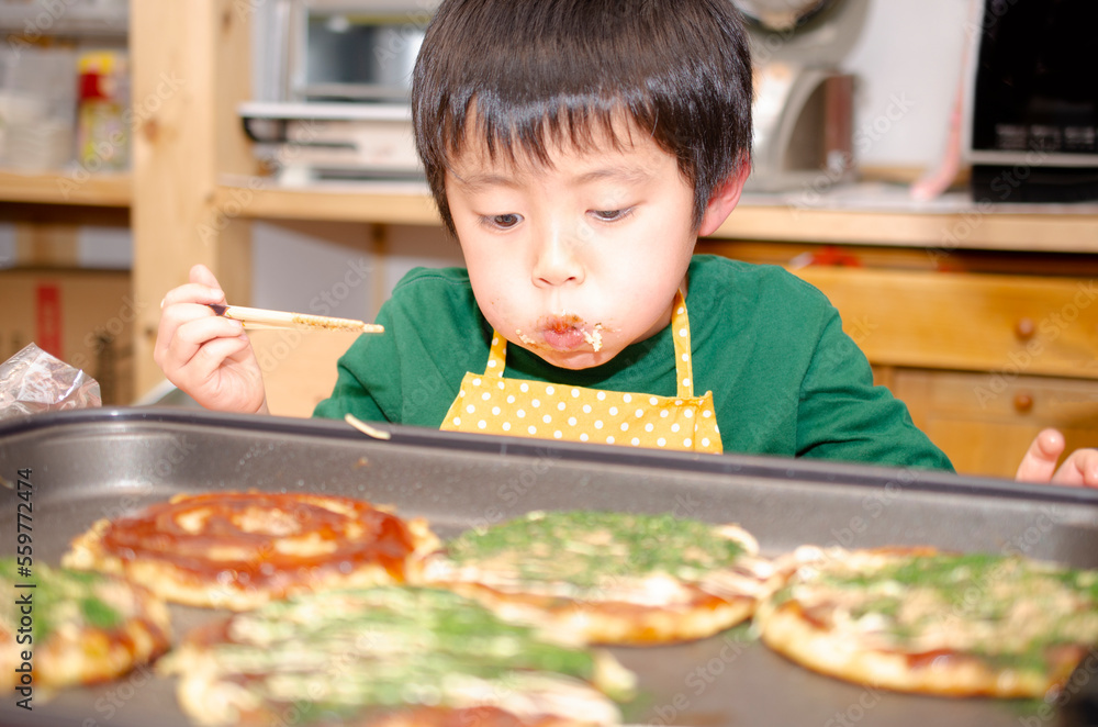 食事中の子供