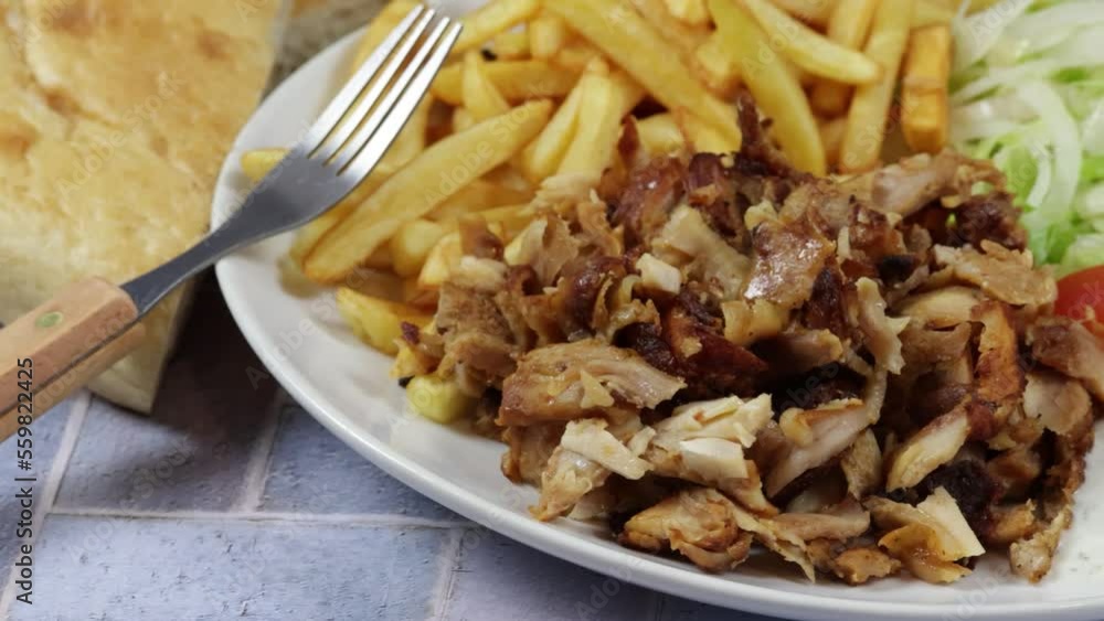 assiette de kebab et frites en gros plan assiette de kebab et frites en gros plan