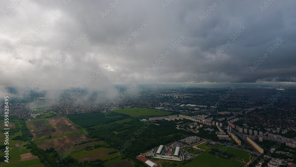 Obraz premium time clouds over the city