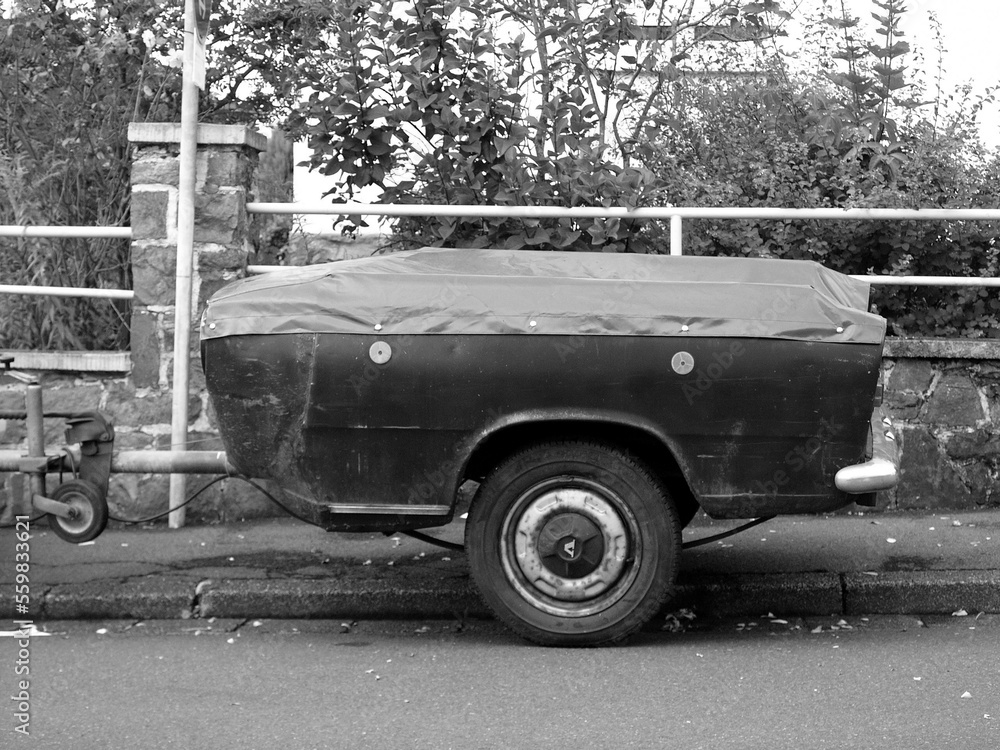 Zum Anhänger umgebauter niederländischer Volvo Kleinwagen der ... Zum Anhänger umgebauter niederländischer Volvo Kleinwagen der ...
