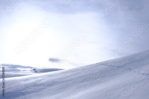 Paesaggio innevato sulle Alpi Svizzere e traccia di sci alpinista