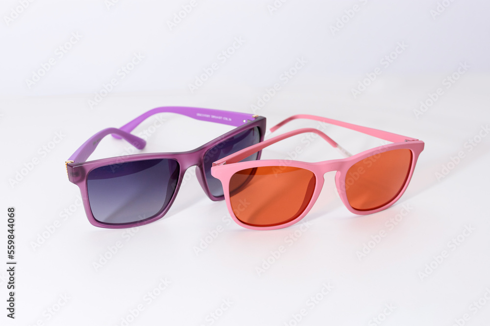 Gafas de sol modernas estilo pop en colores vívidos y llamativos sobre fondo blanco. Gafas de sol modernas estilo pop en colores vívidos y llamativos sobre fondo blanco.