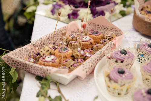 Kleine Kuchen und cupcakes für die Hochzeit © hemminetti