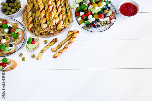 Przekąski na przyjęcie sylwestrowe i karnawał: kabanosy we francuskim cieście, paluszki z ciasta francuskiego i pesto, szaszłyki serowo-warzywne, kanapki i sos pomidorowy