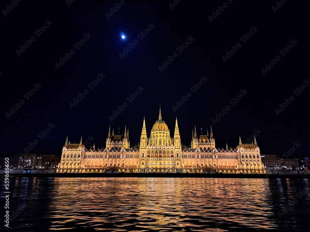 Fototapeta premium Beleuchtetes Regierungsgebäude in Budapest bei Nacht