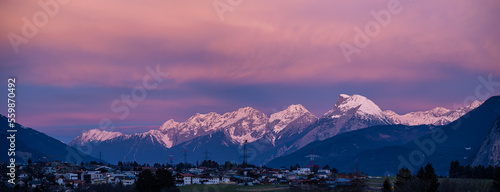 Sonnenaufgang über dem Inntal mit Schlechtwetterfront über den Mieminger Bergen