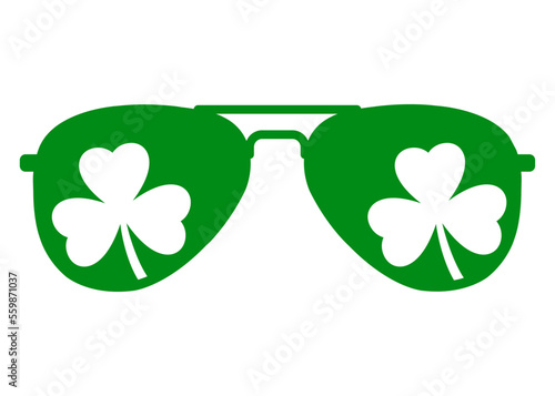 Día de San Patricio. Silueta aislada de gafas de sol con reflejo de shamrock de 3 hojas en espacio negativo