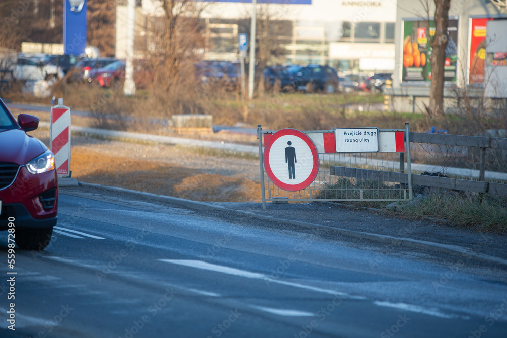 Znak zakaz ruchu pieszych na barierce. Barierka ze znakiem zakaz ruchu. - obrazy, fototapety, plakaty 