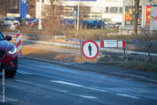 Znak zakaz ruchu pieszych na barierce. Barierka ze znakiem zakaz ruchu.