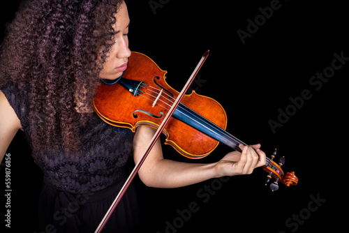 Fotografia Violin player. Black violinist playing hands close up isolated
