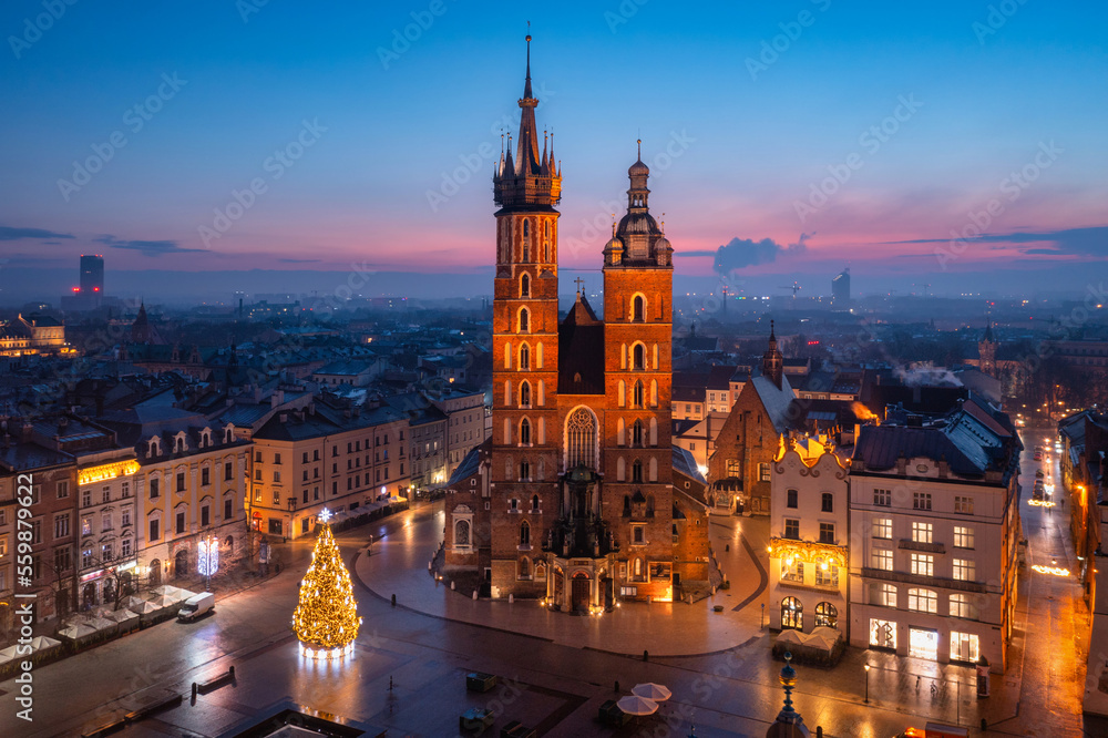 Fototapeta premium St. Mary's Basilica in Krakow at dawn, Poland.