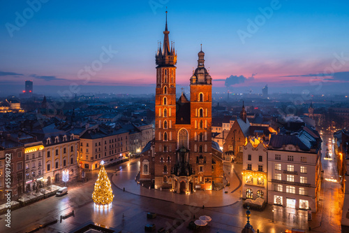 Fototapeta Naklejka Na Ścianę i Meble -  St. Mary's Basilica in Krakow at dawn, Poland.