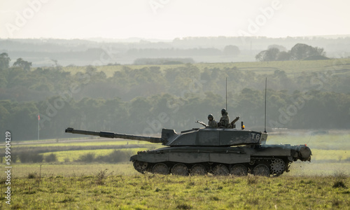 Fotografering commander and gunner directing action in a British army FV4034 Challenger 2 ii m