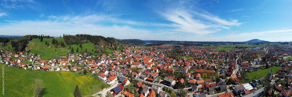 Luftbild von Peiting mit Blick auf die Kirche St. Michael, Bayern, Deutschland. Luftbild von Peiting mit Blick auf die Kirche St. Michael, Bayern, Deutschland.
