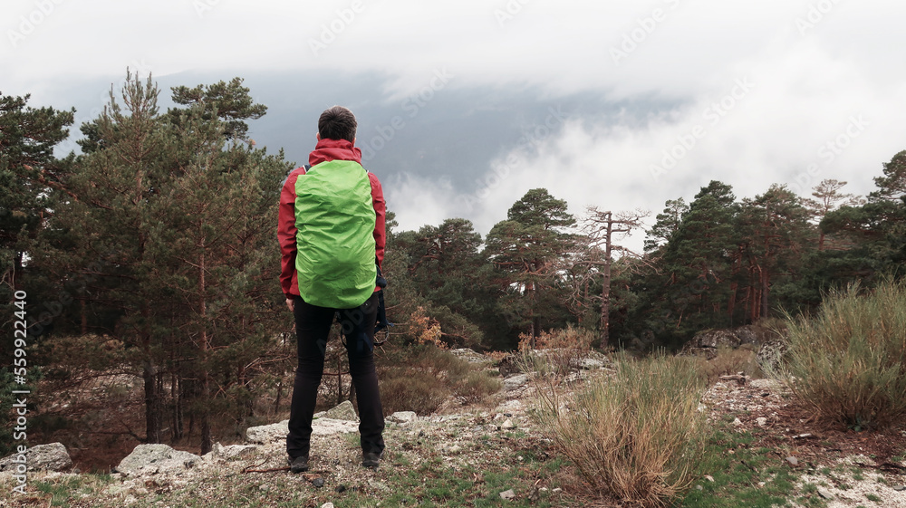 Obraz premium Mujer en la montaña con nubes