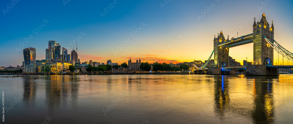 Fototapeta premium Tower Bridge panorama at sunrise in London