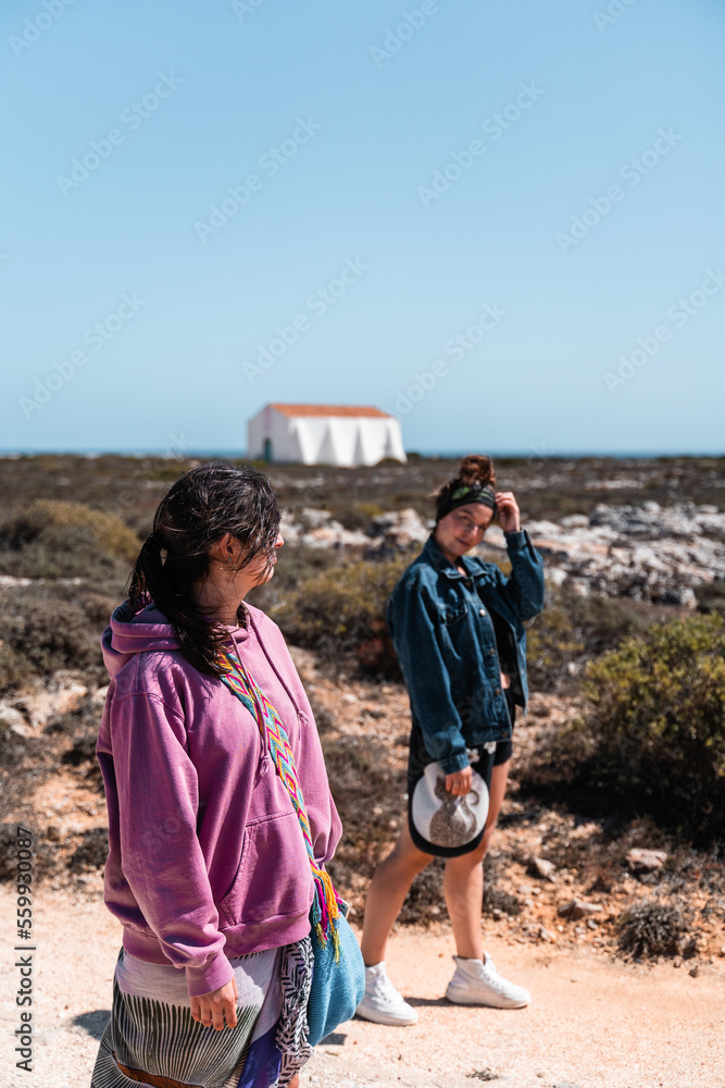 Chicas paseando por la fortaleza del Cabo de San Vicente. 