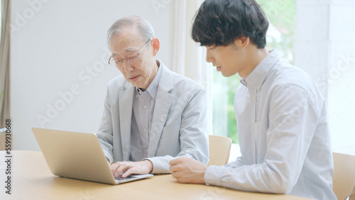 パソコンを学ぶ高齢者