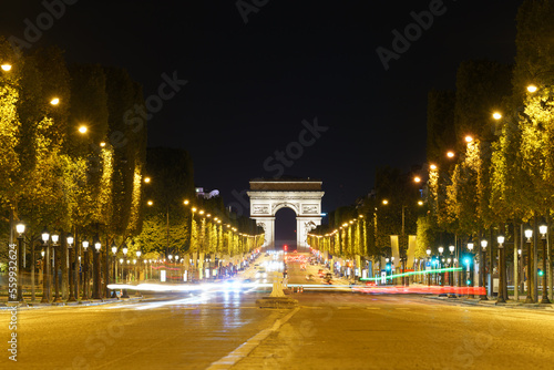 The Arc de Triomphe at night seen across des Champs-Élysées avenue in Paris, Francja © Pawel Pajor