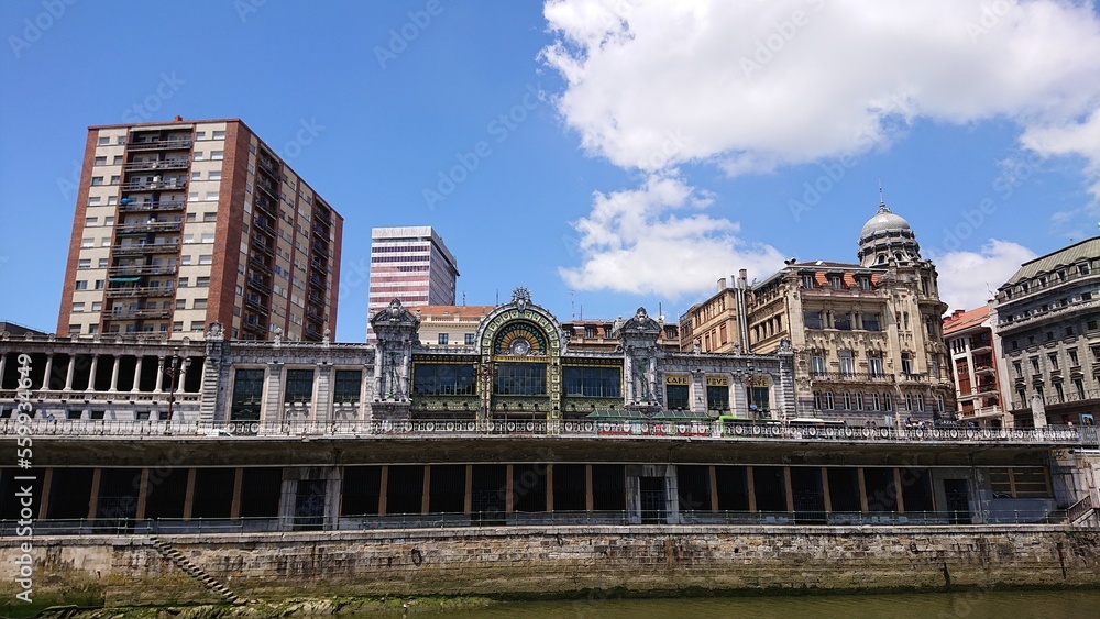 Quais de la Ria et la gare de Bilbao-Concordia, Bilbao, province de Biscaye, Espagne.
