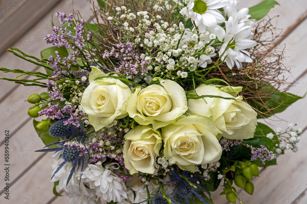Blumenstrauß mit weißen Rosen