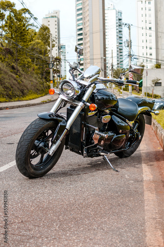 O prazer de conduzir uma moto sobre as duas rodas dela com o motor dominado pelo ser photo