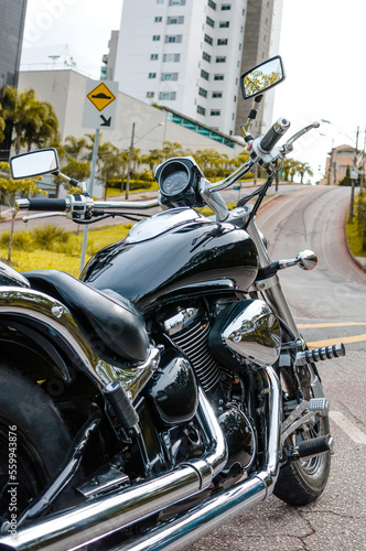 O prazer de conduzir uma moto sobre as duas rodas dela com o motor dominado pelo ser photo
