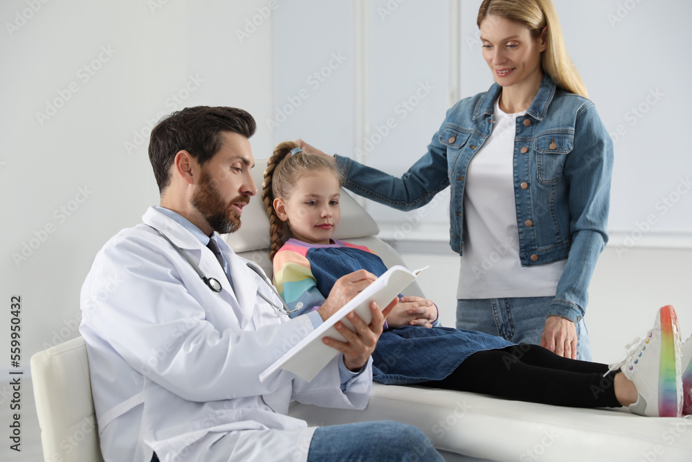 Obraz premium Mother and daughter having appointment with doctor. Pediatrician consulting patient in clinic