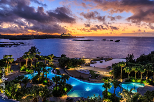 ホテルの部屋から見える海と夕焼け