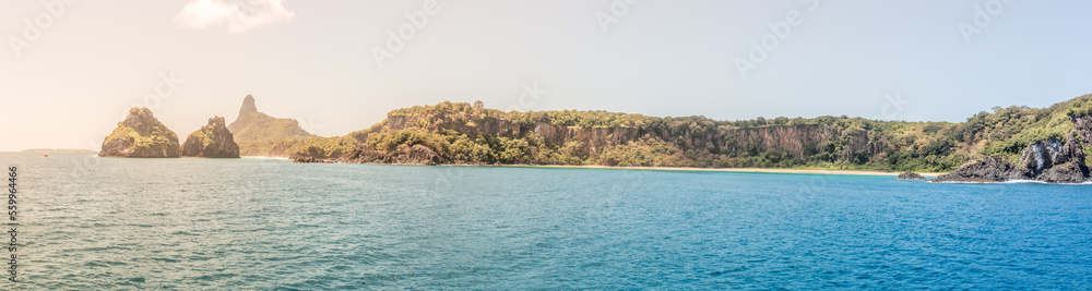Fotografia panorâmica do mar e das ilhas, em Fernando de Noronha, Brasil.